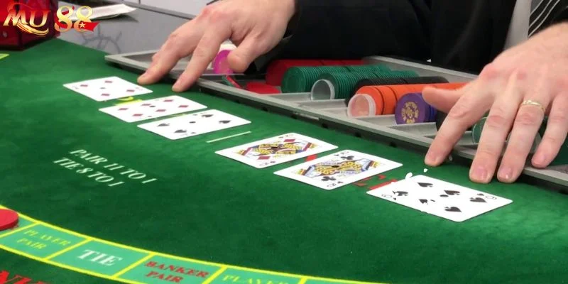 Cách Chơi Baccarat Bất Bại Trên Bàn Cược Xanh Chín Mu88 2 Về cơ bản, cách chơi Baccarat không hề khó.